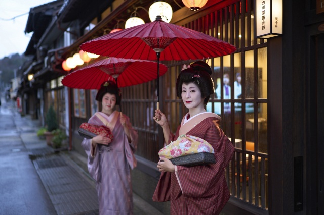 Geiko in front of the venue