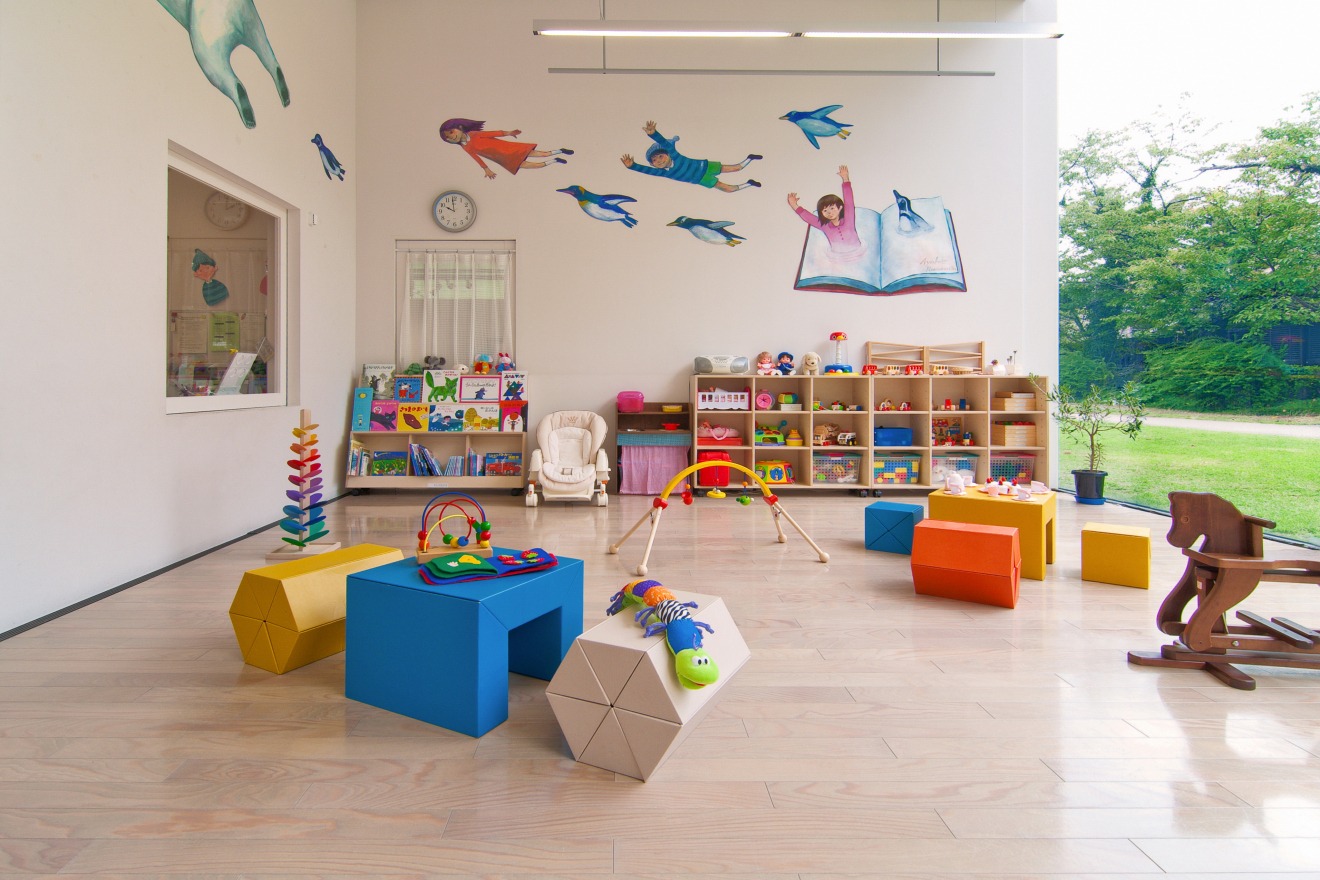 Une salle de garde d'enfants est disponible à l'intérieur du bâtiment ; vous pouvez y laisser vos enfants se reposer et prendre le temps d'apprécier les œuvres d'art (sur réservation).