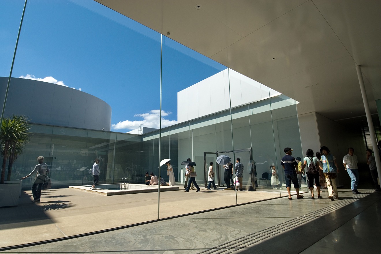 Outre la célèbre « piscine », il propose également de nombreuses expositions en plein air.