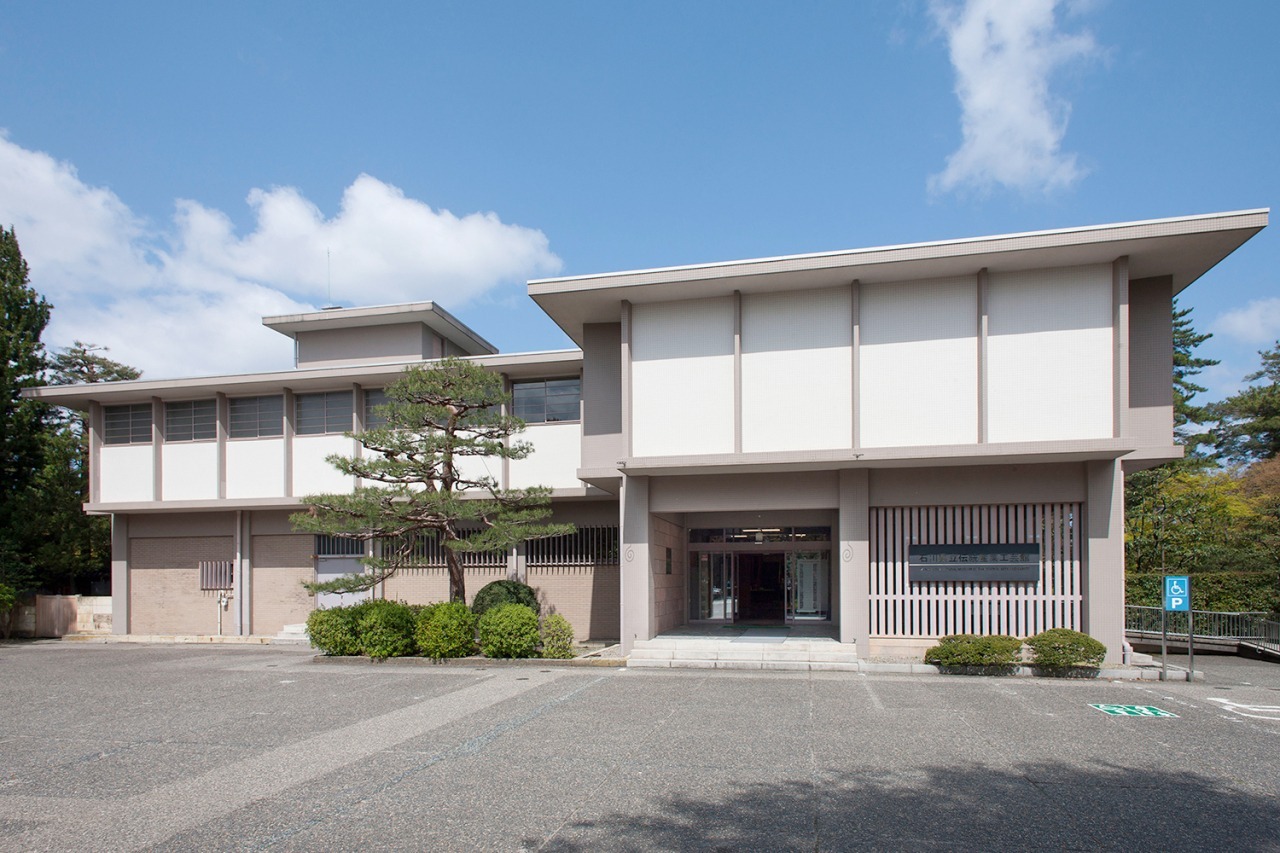 Musée des arts et artisanats traditionnels de la Préfecture d'Ishikawa. Il est situé à deux pas de l'entrée Kodatsuno-guchi du jardin Kenrokuen.