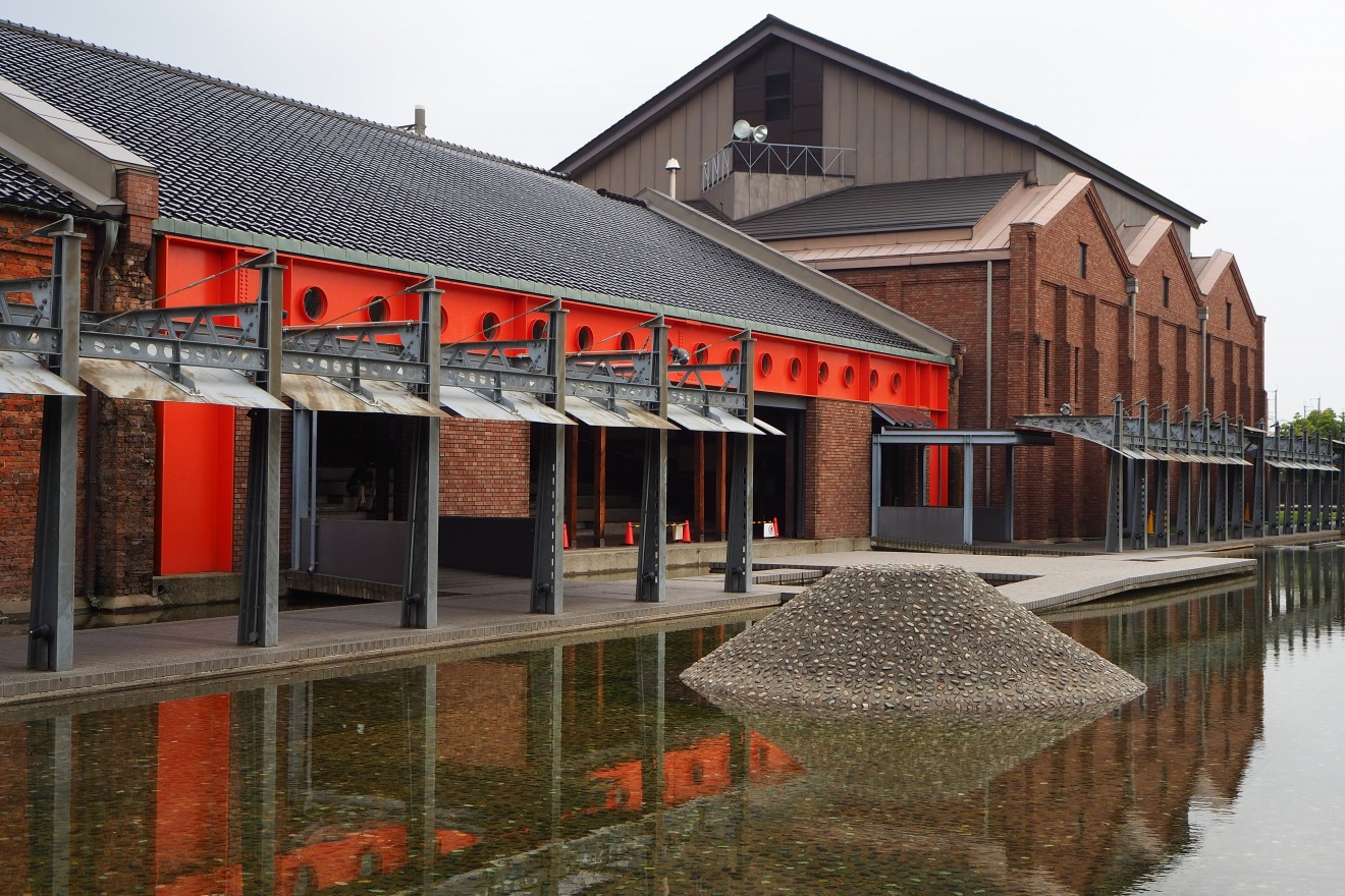 Le centre d'art des citoyens de Kanazawa est un centre artistique installé dans un bâtiment en briques autrefois dédié à l'industrie textile. Vous pouvez également vous amuser dans l'eau de l'étang situé devant le bâtiment.