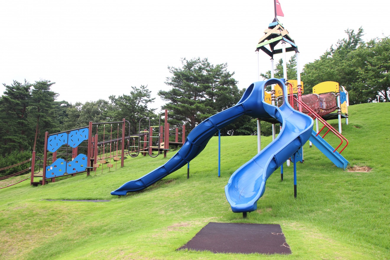 Les grandes structures de jeux du parc Oku Utatsuyama Kenmin permettent de s'amuser de multiples façons