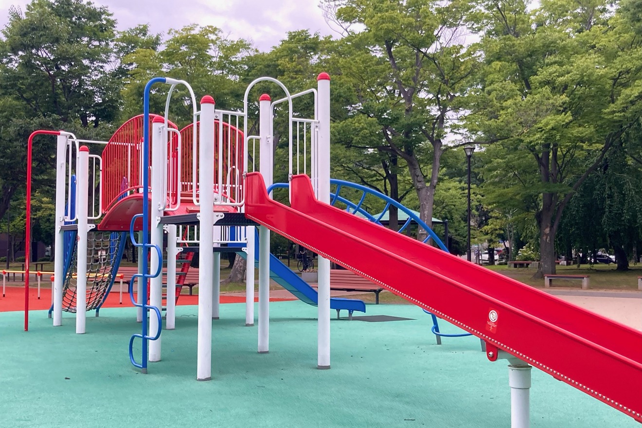 Nous y avons installé des équipements de jeux inclusifs dont tout le monde peut profiter, indépendamment de son handicap.