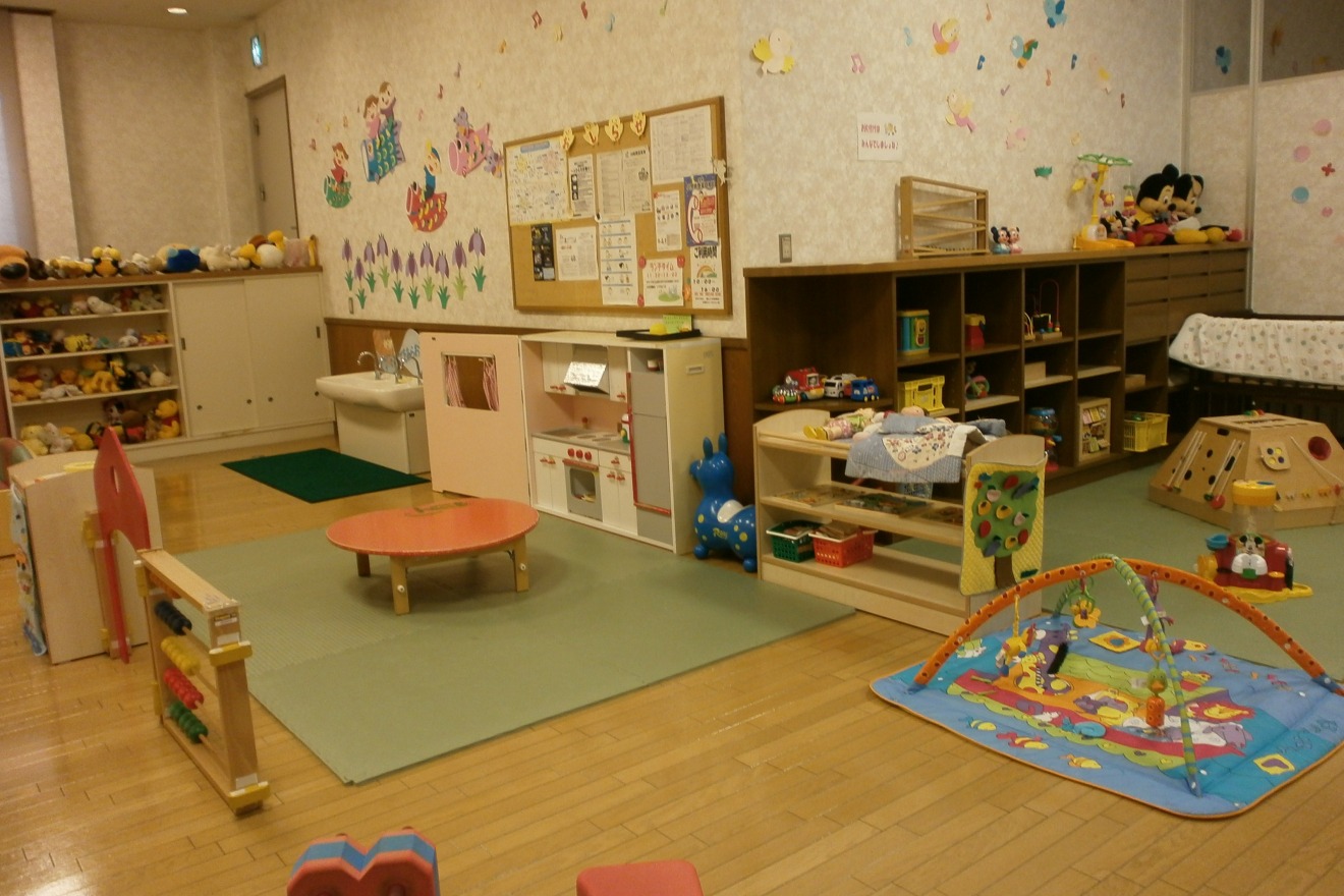 \Grâce à un large choix de livres d'images et de jouets, les enfants peuvent s'amuser même pendant les courtes périodes d'attente.