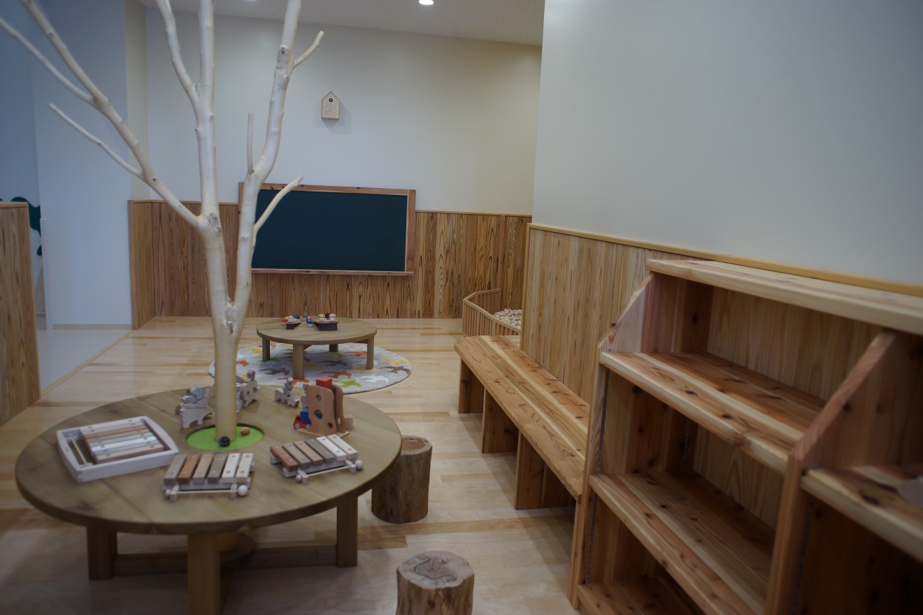 La Mokumoku Plaza dispose de jouets en bois et d'une piscine à balles.