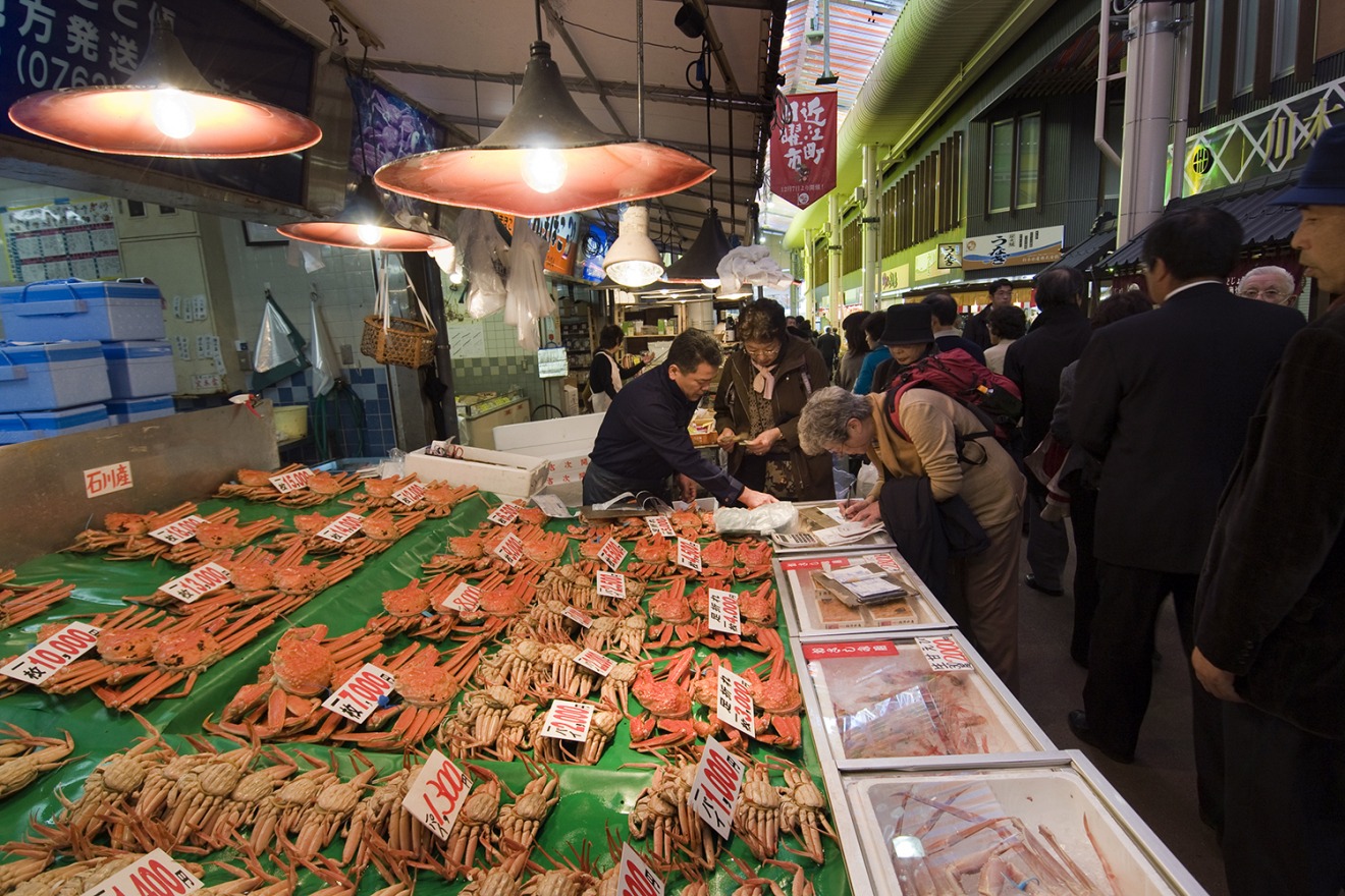A busy Omicho market filled with Kano and Kobako crab