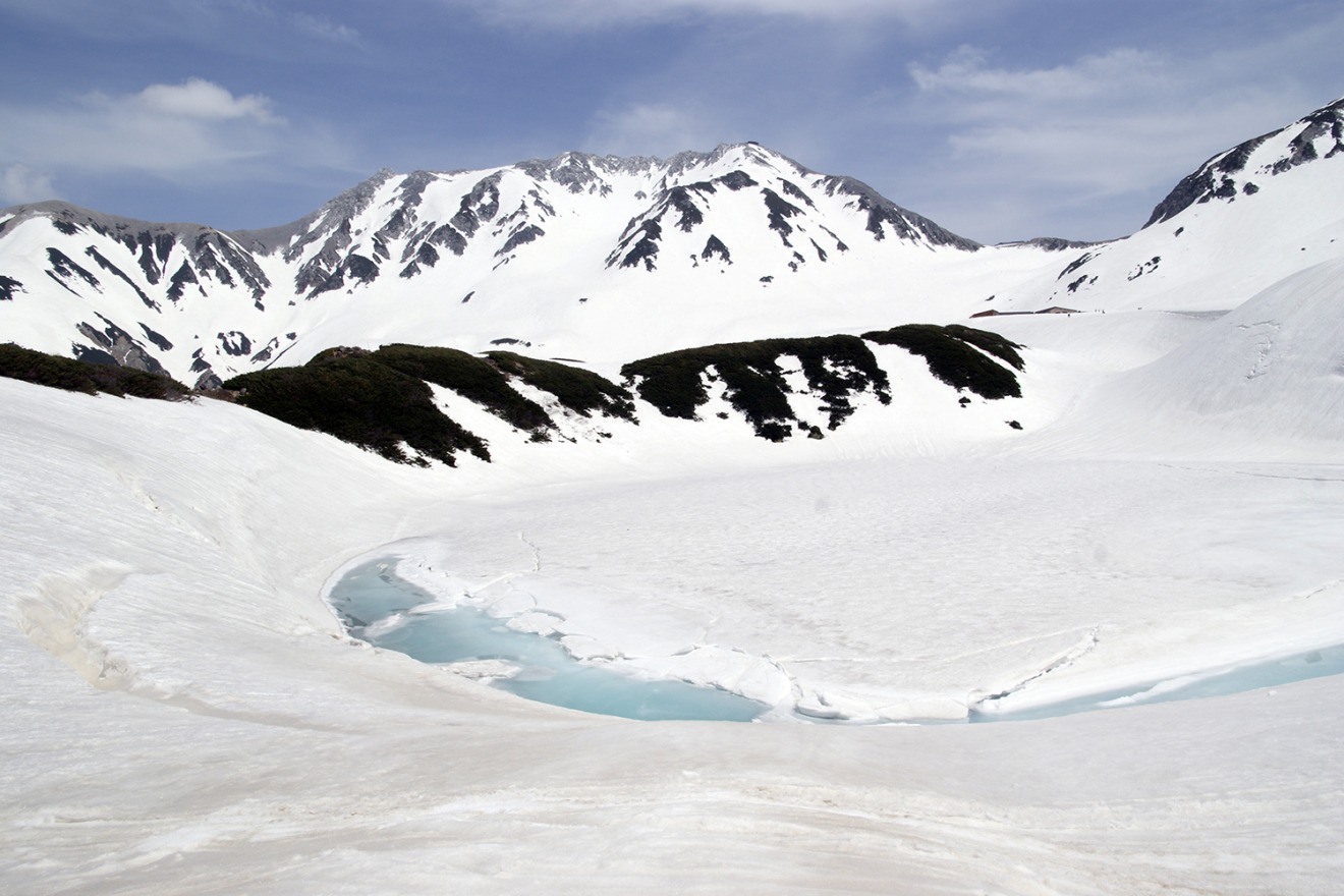 Tateyama Kurobe Alpine Route: Mikuriga-ike in Early Summer