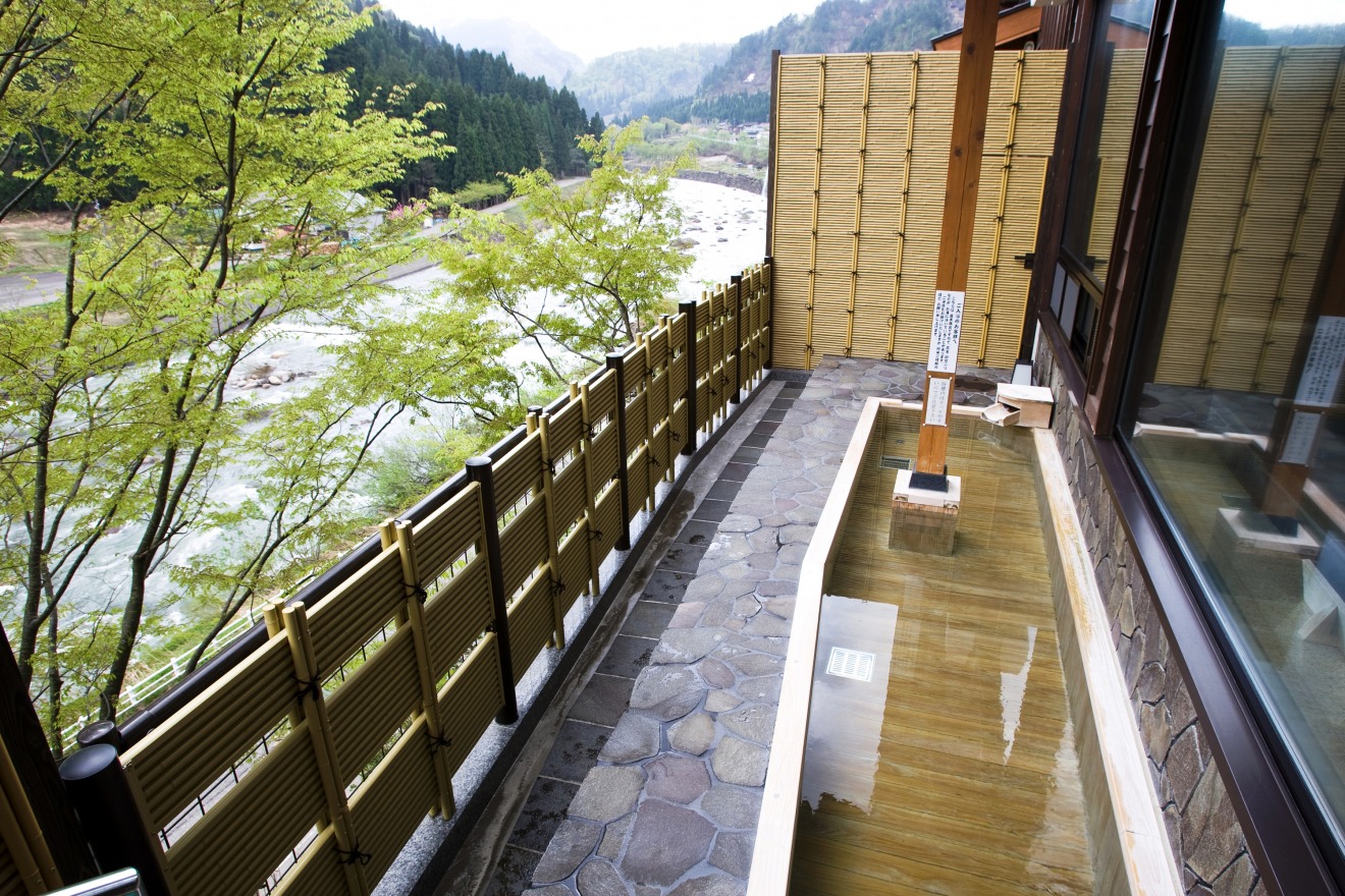 Shiramine Onsen Public Bathhouse and Open-Air Bath (Photo courtesy of the Hakusan City Tourism Association)