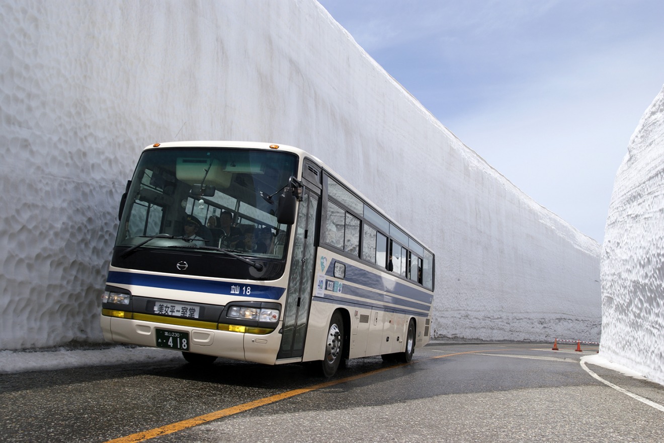 Tateyama Kurobe Alpine Route: Snow Valley