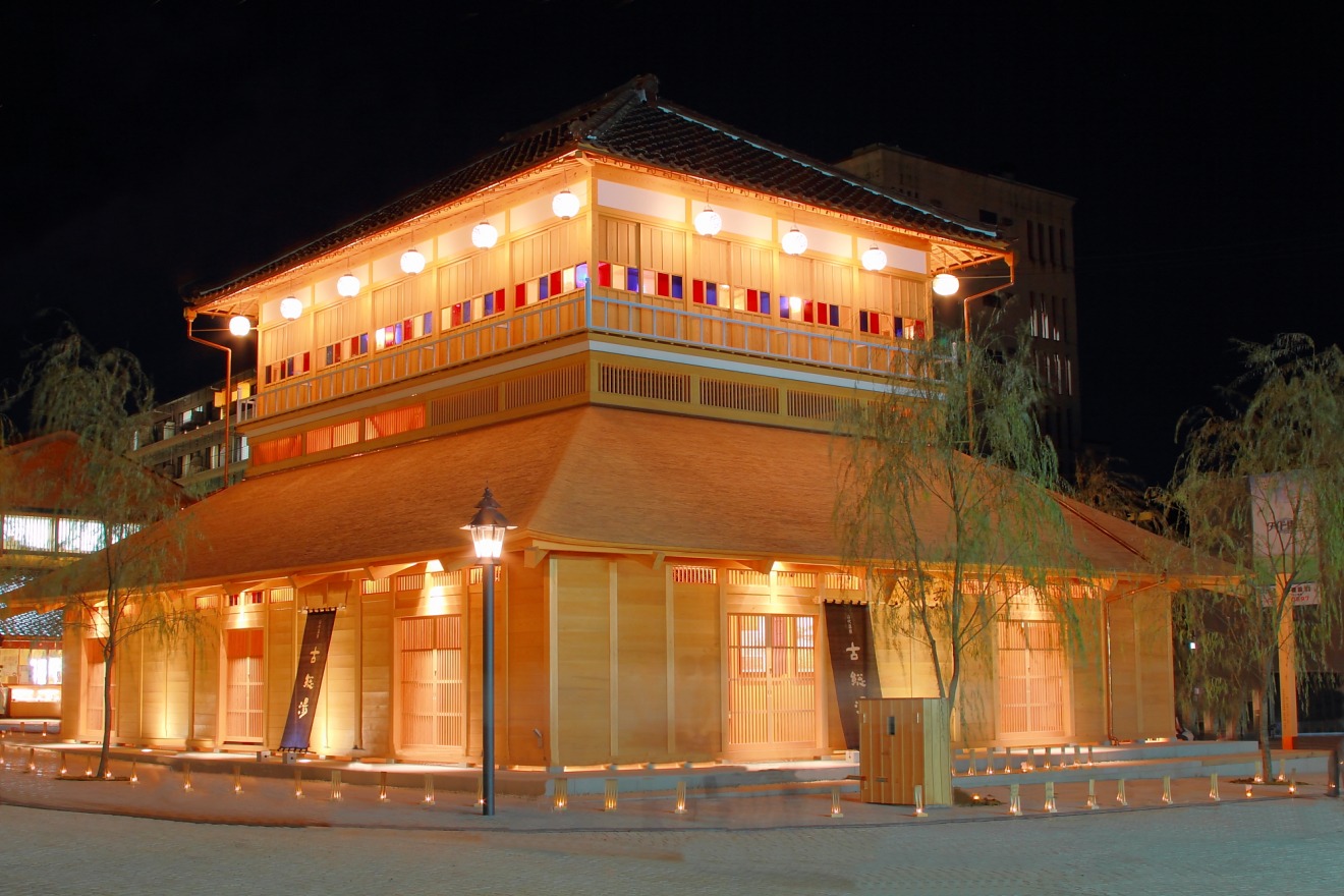 Ko-soyu Public Bathhouse illuminated, Yamashiro Onsen ©Ishikawa Prefectural Tourism League