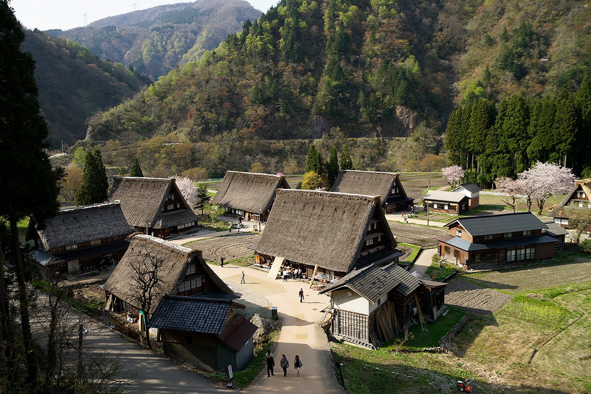 Gokayama in spring – Suganuma gassho-zukuri village, Nanto City