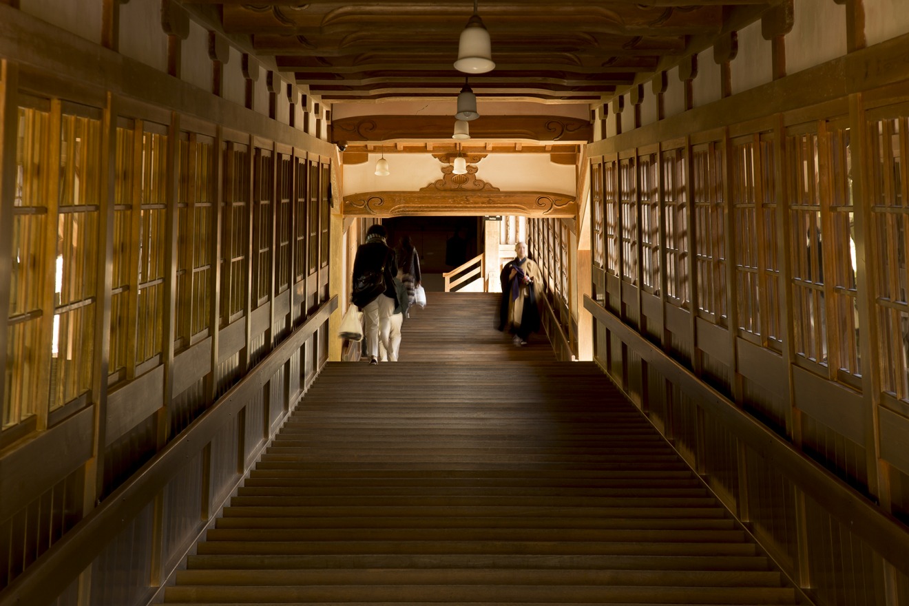 Covered corridors connect the seven-hall temple (shichido garan) of Eiheiji Temple (Photo: Fukui Prefectural Tourism Federation)