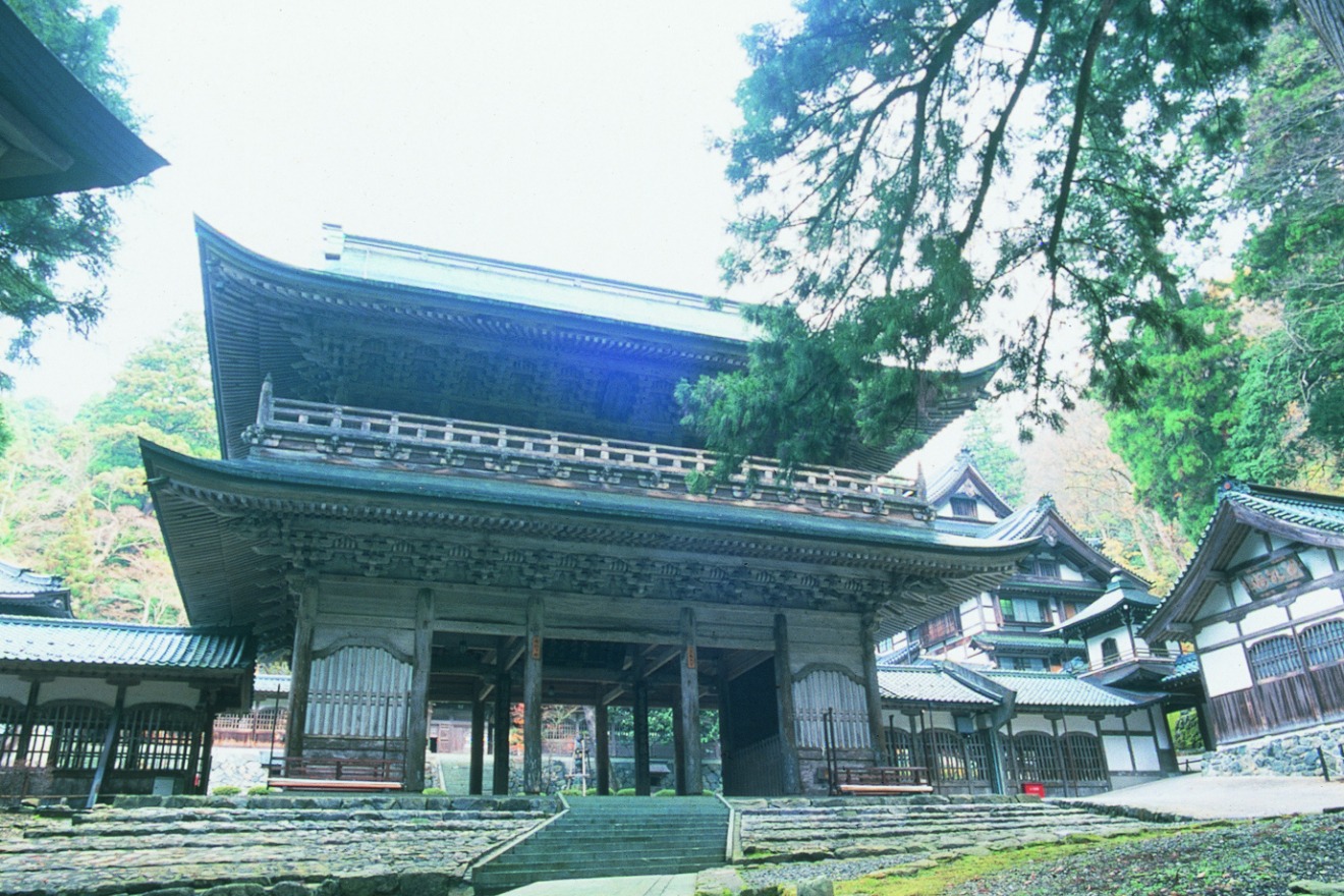 Sanmon Gate, Eiheiji Temple. This training area has a majestic atmosphere (Photo: Fukui Prefectural Tourism Federation)