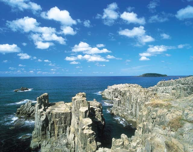 The Tojinbo Cliffs, a nationally-designated natural monument (Photo: Fukui Prefectural Tourism Federation)