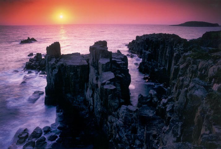 Tojinbo offers beautiful sunset views (Photo: Fukui Prefectural Tourism Federation)