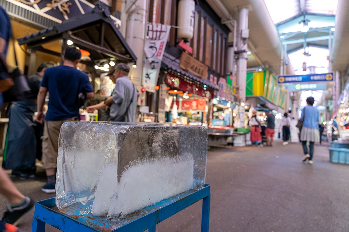 In summer, visitors are cooled by the ice placed around the market