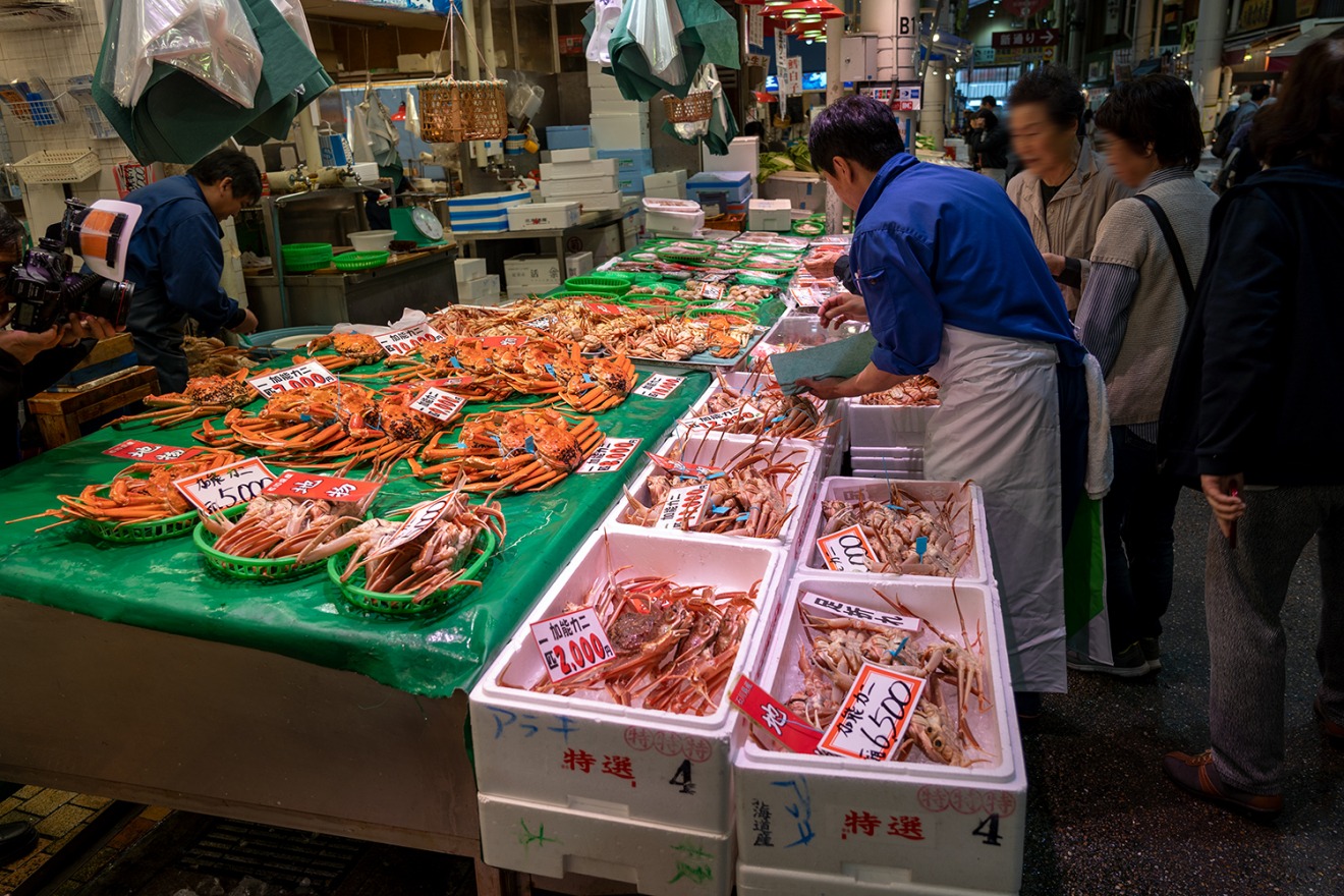 Crowds flock to Omicho Market at the start of the snow crab season