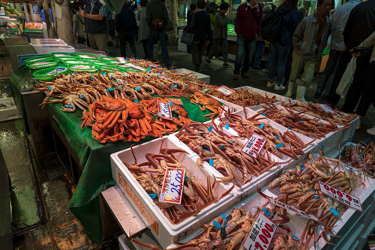 Crowds flock to Omicho Market at the start of the snow crab season