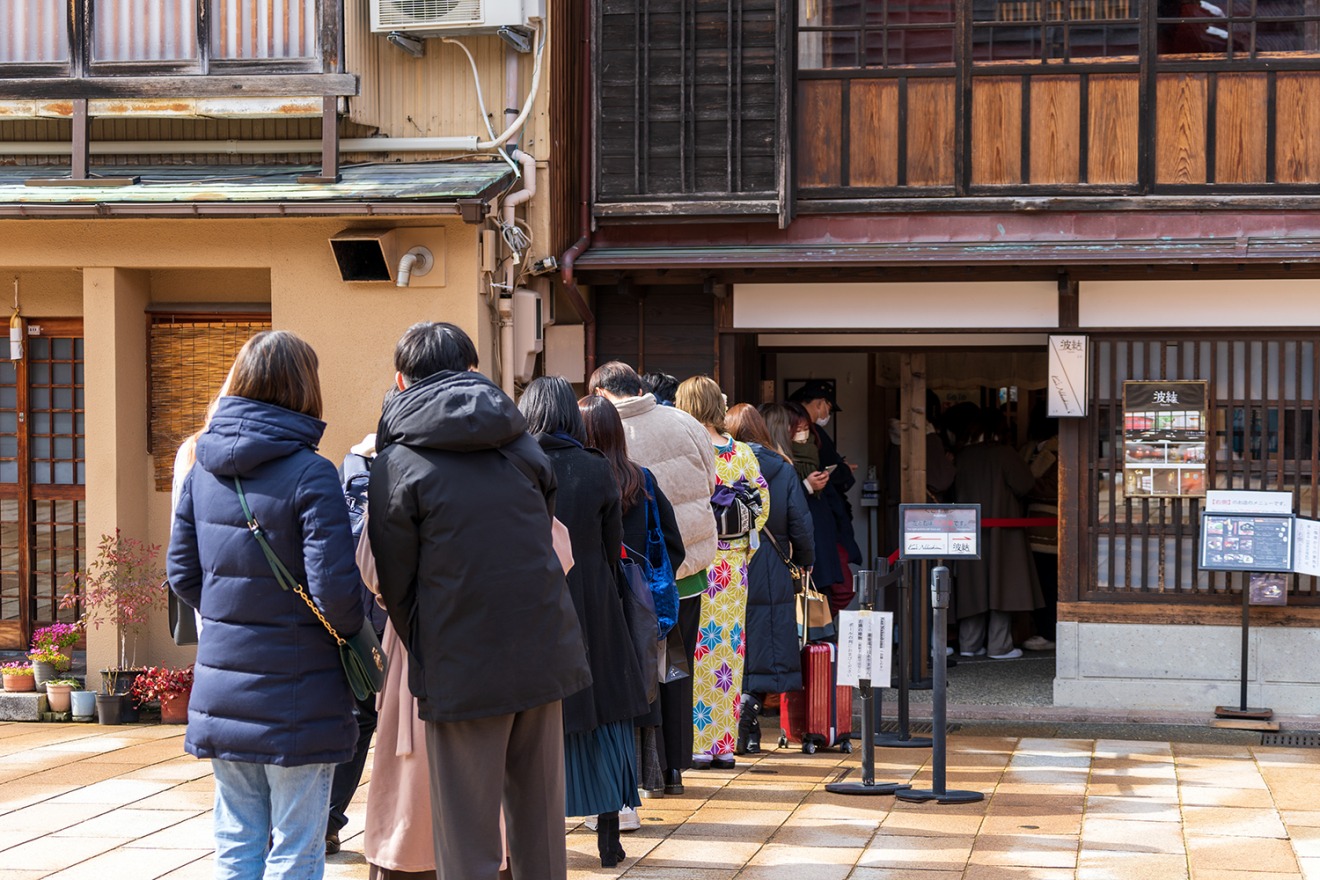 Some of the more popular Japanese sweet shops and cafes might form queues on weekends and holidays.