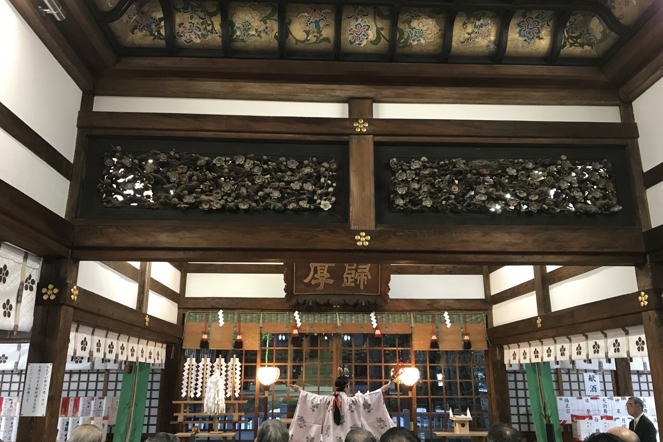 At the main hall, the New Year’s prayers are being offered.