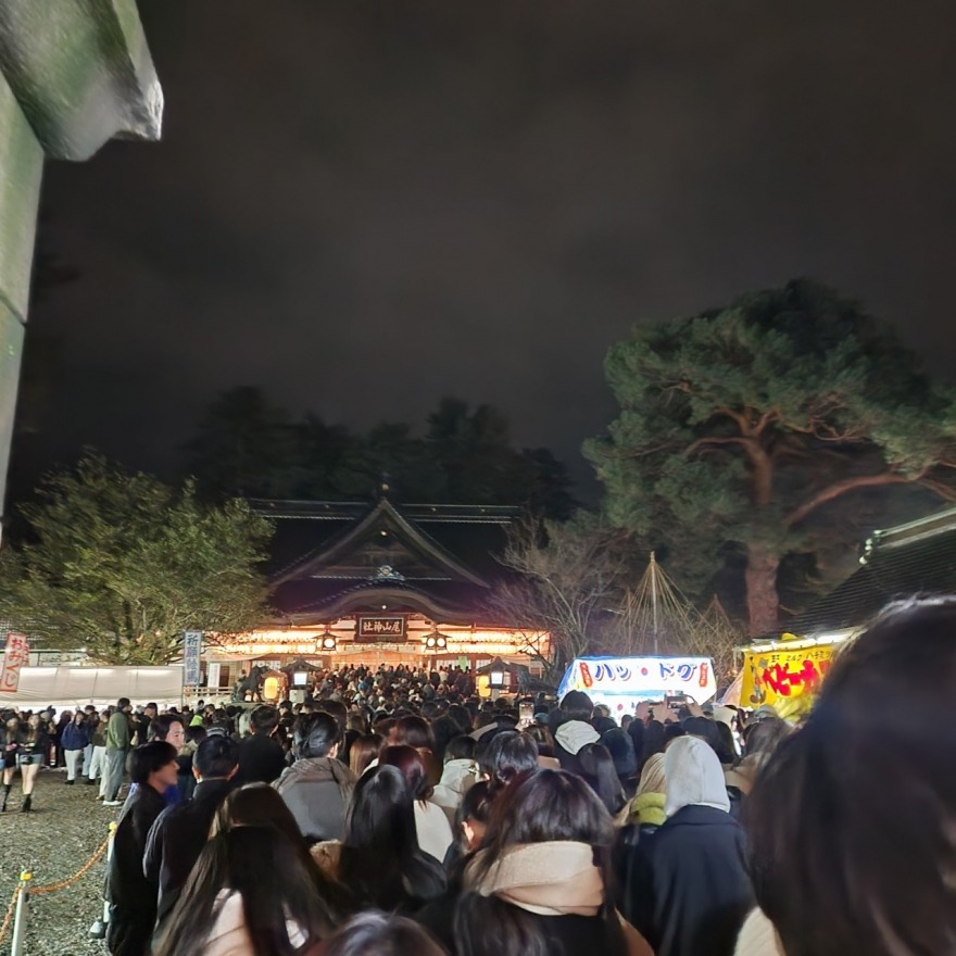 From late on New Year's Eve, many people visit for their first shrine visit of the year.