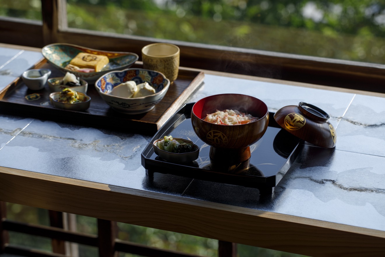 a lacquered vessel featuring elegant wood grain patterns