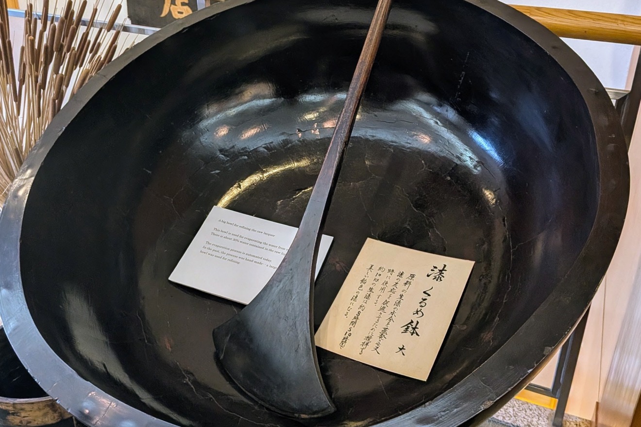 a bowl used to evaporate moisture from raw lacquer and to stir it