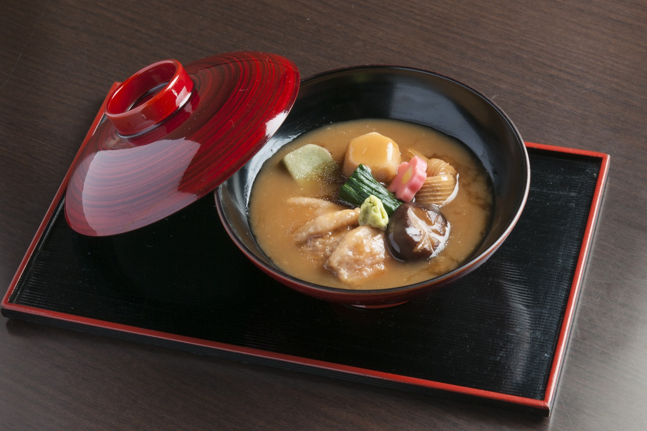 A traditional dish (Jibuni) served in lacquerware.