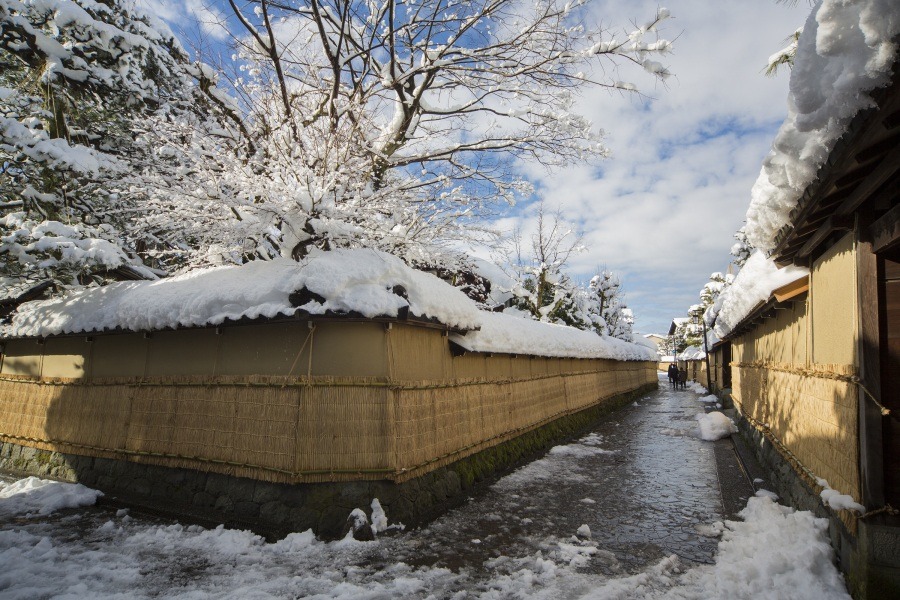 Komokake (straw mats) installation on earthen walls of the Nagamachi Samurai District
