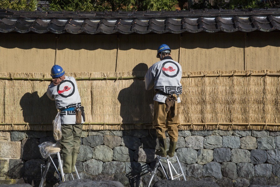 Komokake installation is carried out by craftspeople