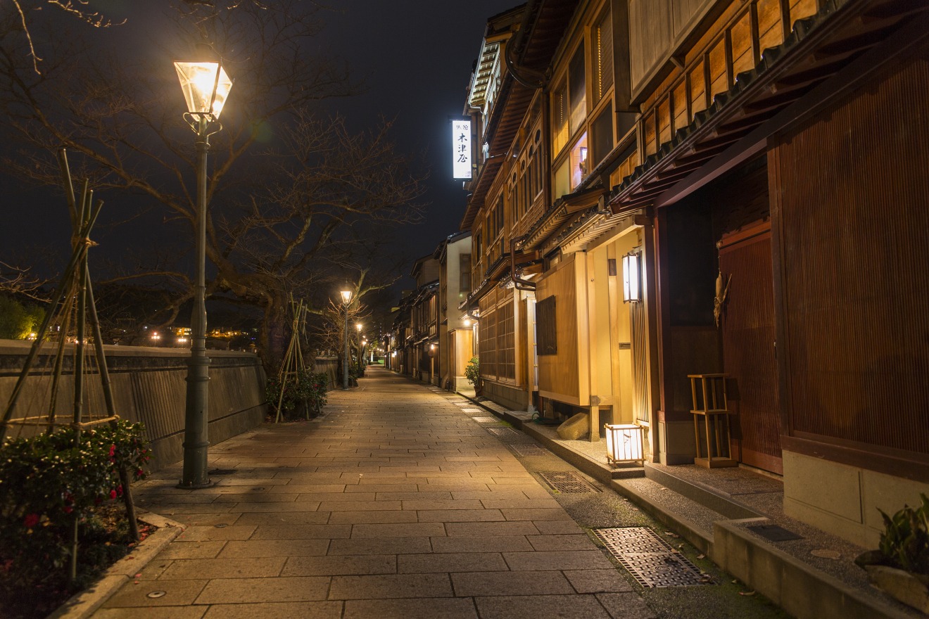The Kazue-machi Chaya District has a cozy, intimate atmosphere at night