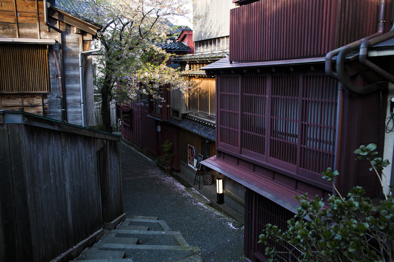 As the sun sets, “Kuragari-zaka（Slope）” is full of atmosphere