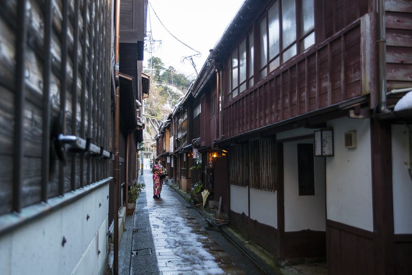 The alleys in Higashi Chaya District are also interesting