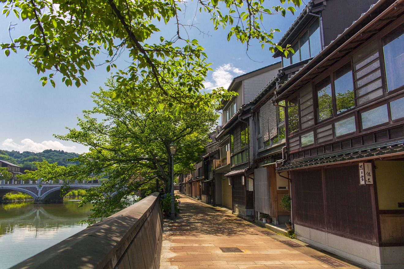 Facing the Asanogawa River, the Kazue-machi Chaya District has an open, airy atmosphere
