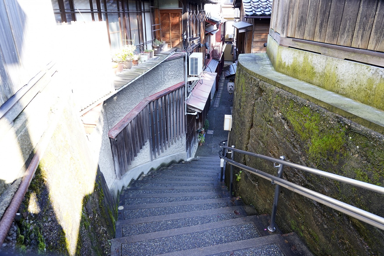 “Akari-zaka,” located at the back of the Chaya district