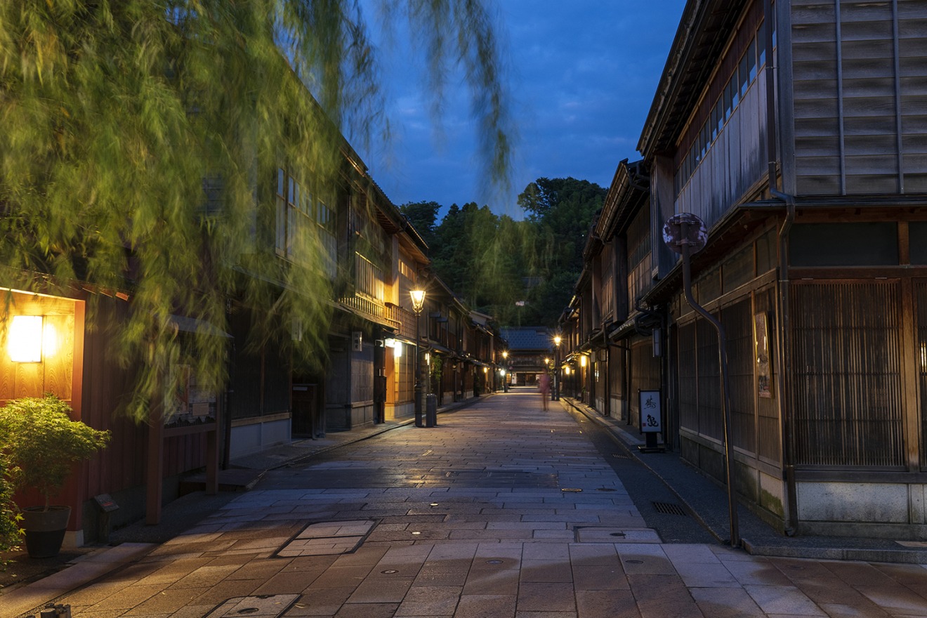 “Higashi Chaya District Hiromi”—the chaya district as night falls