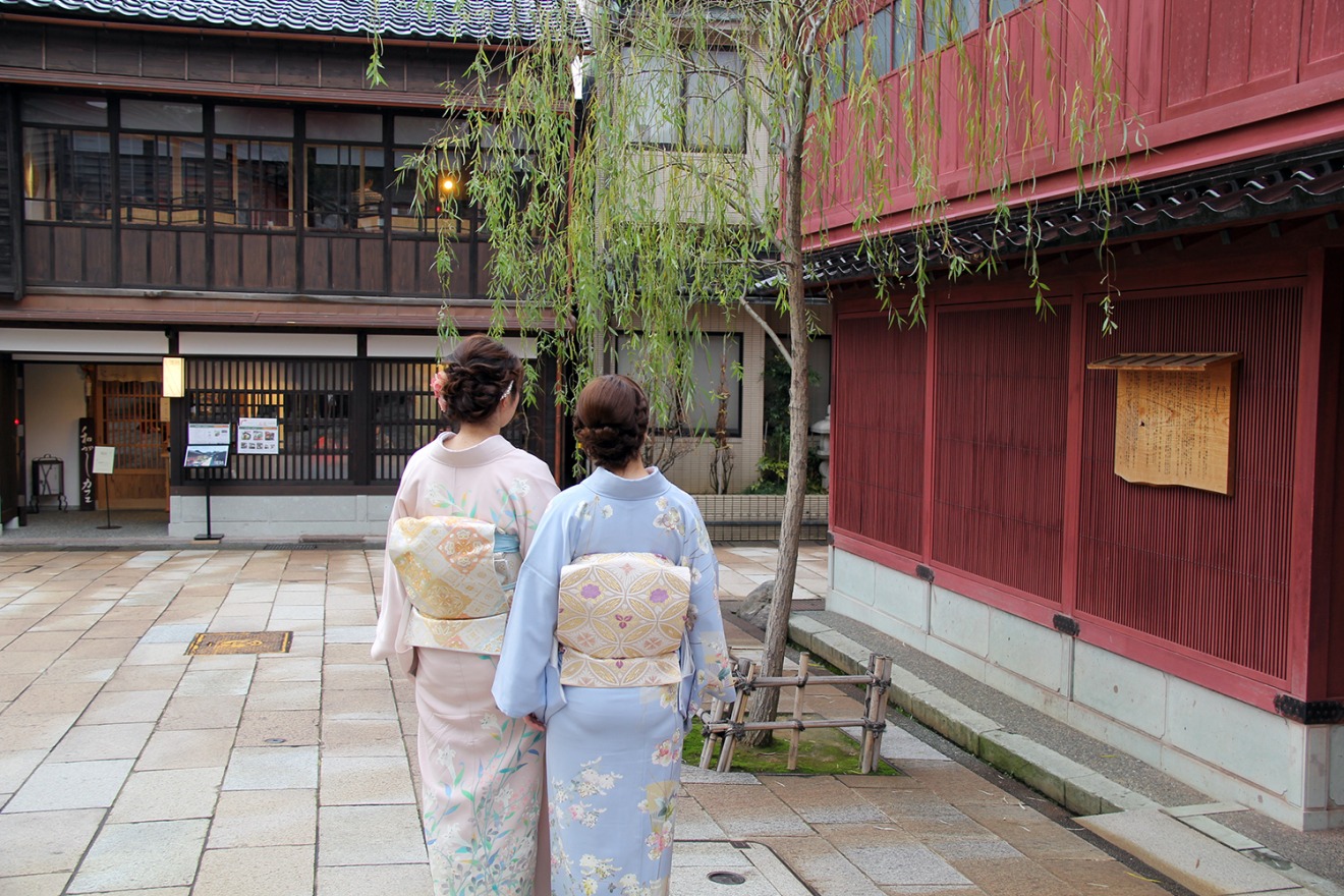 Strolling Through the Town in a Kimono (Higashi Chaya District)