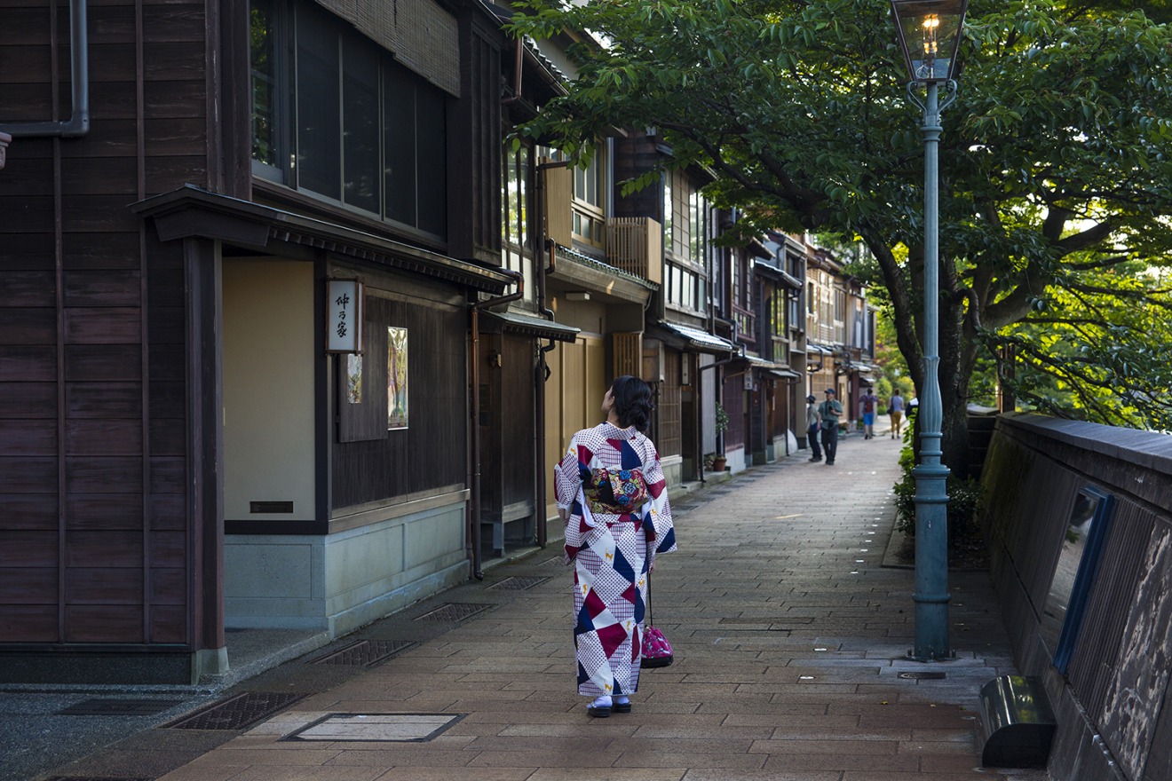 Strolling Through the Town in a Kimono (Kazue-machi Chaya District)