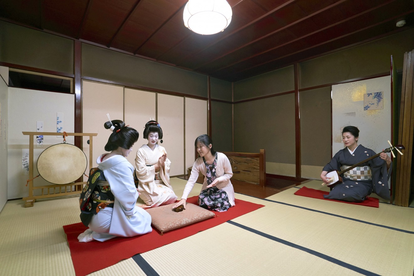 You can experience authentic tea house culture