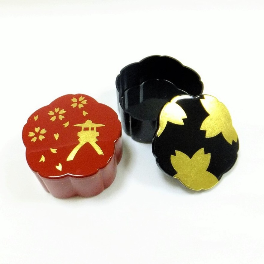 You can create your own original accessories using gold leaf, a traditional craft of Kanazawa.