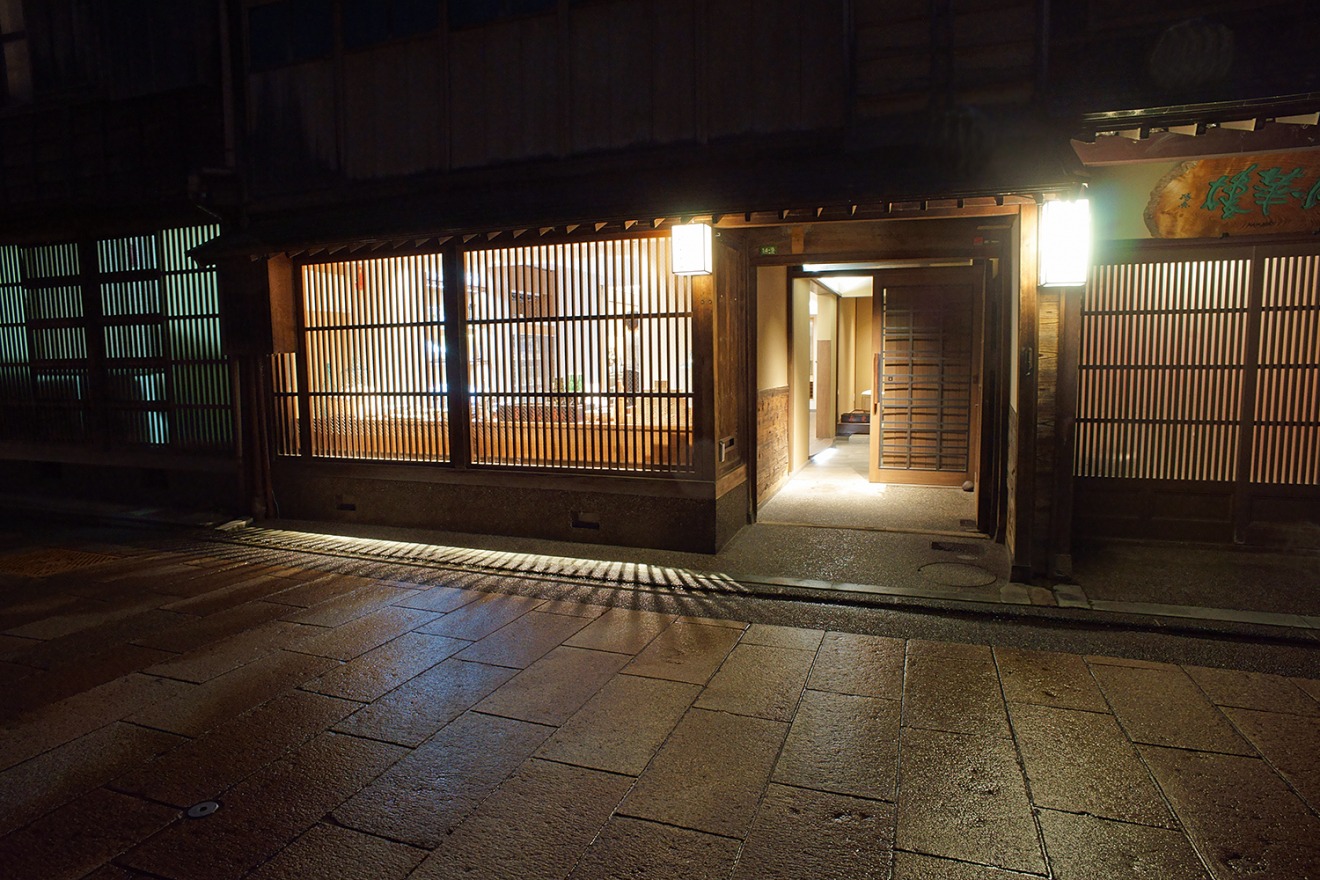 Higashi Chaya District as night falls