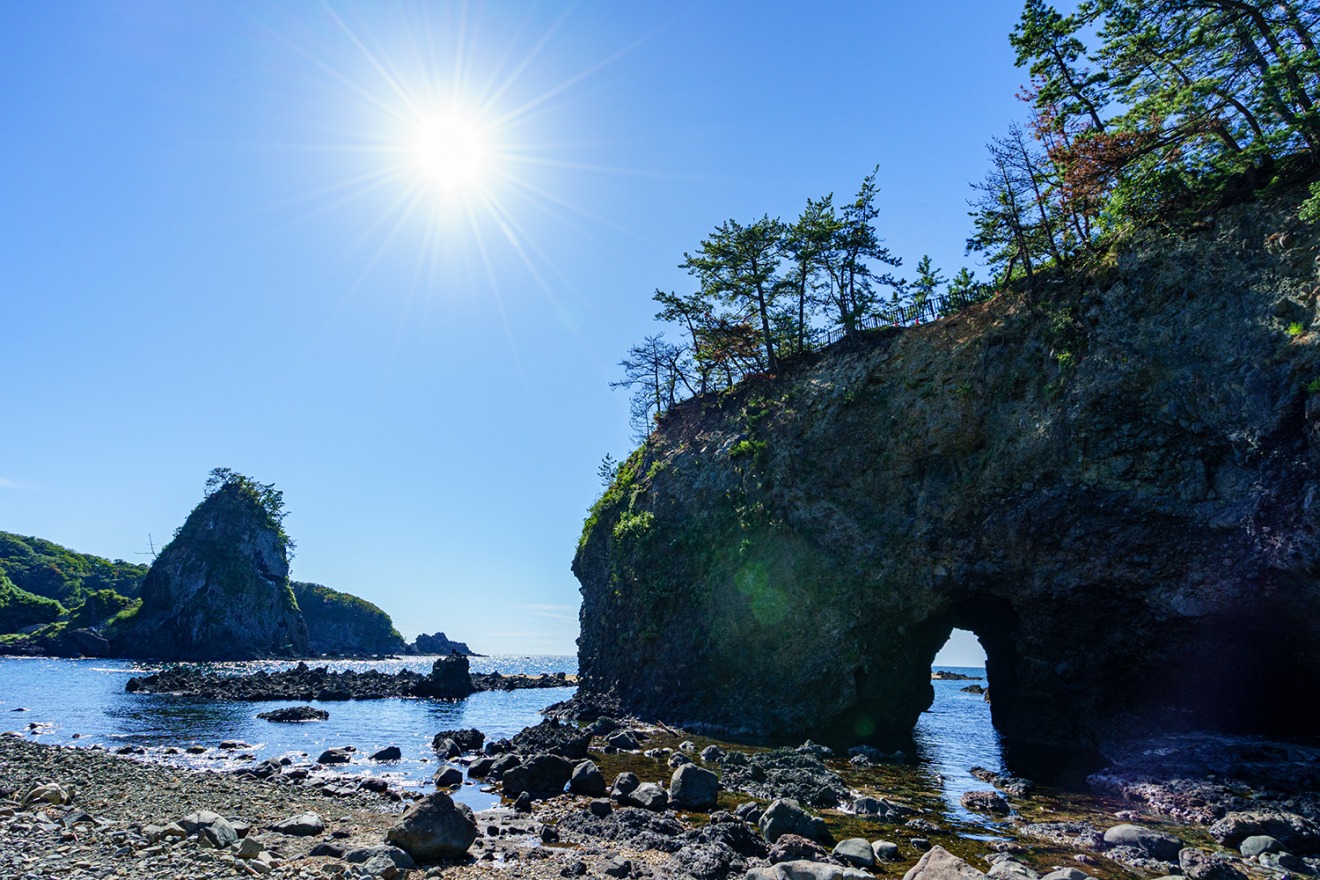 Ganmon Sea Cave & Takanosu Rock