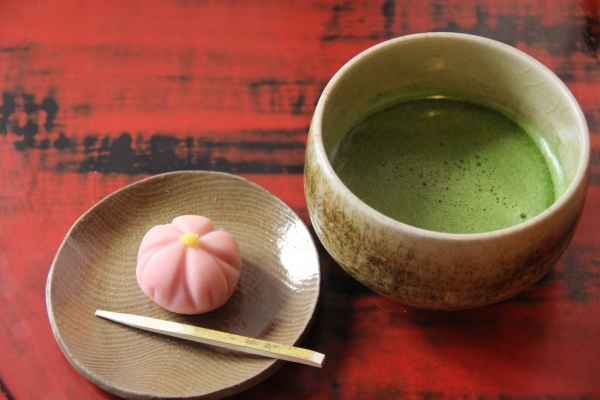 Enjoy Japanese sweets in traditional townhouse cafés.