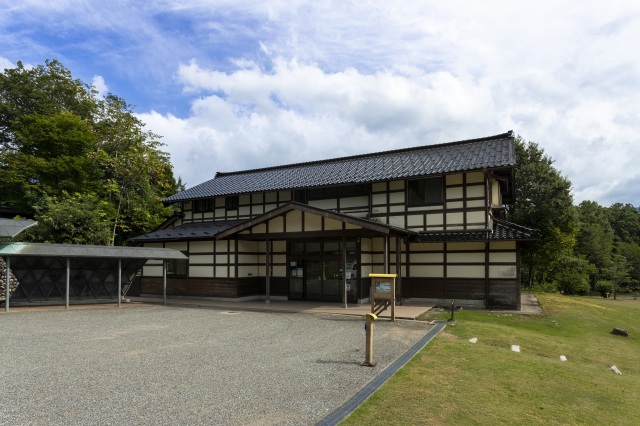 Kanazawa Yuwaku Sosaku no Mori Center for Crafts and Culture