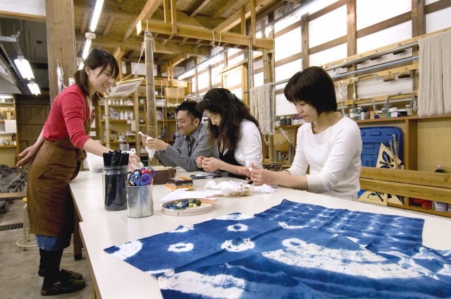 Kanazawa Yuwaku Sosaku no Mori Center for Crafts and Culture