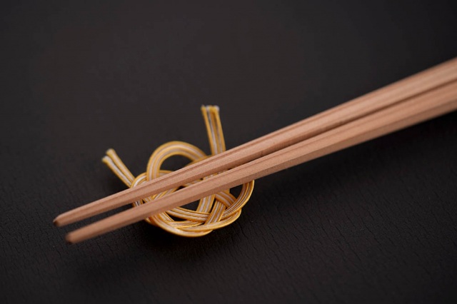 Add your original chopstick rest to your table.