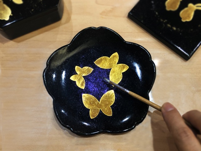 Provate un laboratorio di applicazione della foglia d’oro, una delle tecniche d’artigianato migliori di Kanazawa, proprio in centro città