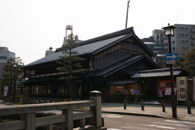 For sightseeing of old medicine, please visit the long-established memorial hall
