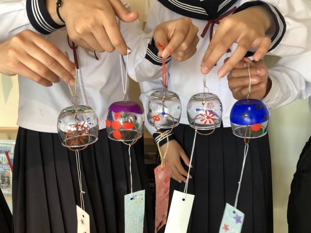 Take a break from the hustle and bustle of the town and refresh your mind to the sound of Kaga Furin wind chimes