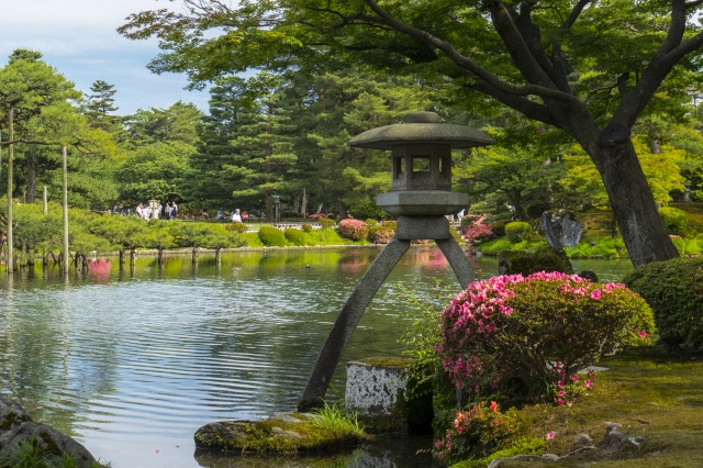 One of the famous views in Kenrokuen Garden - Kotojitoro lantern